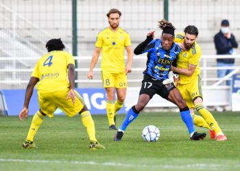 Cyril ZABOU of Chambly et Quentin DAUBIN of Pau during the Ligue 2 match between Chambly and Pau at Stade Pierre Brisson, in Beauvais, France on may 8th, 2021. Photo : Icon Sport / Julie Sebadelha