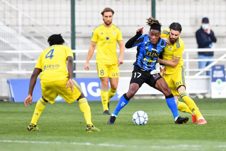 Cyril ZABOU of Chambly et Quentin DAUBIN of Pau during the Ligue 2 match between Chambly and Pau at Stade Pierre Brisson, in Beauvais, France on may 8th, 2021. Photo : Icon Sport / Julie Sebadelha
