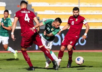 Bolivia's Henry Vaca (C) in action against Venezuela's Jhon Carlos Chancellor (L) and Tomas Rincon, during a match of the South American qualifiers for the Qatar 2022 World Cup, at the Hernando Siles Stadium in La Paz, Bolivia, 03 June 2021. Efe/ABACAPRESS.COM//Martin Alipaz POOL 


Photo by Icon Sport - Hernando Siles Stadium - La Paz (Bolivie)