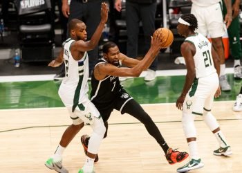 Jun 13, 2021; Milwaukee, Wisconsin, USA;  Brooklyn Nets forward Kevin Durant (7) drives for the basket against Milwaukee Bucks forward Khris Middleton (22) during the third quarter during game four in the second round of the 2021 NBA Playoffs. at Fiserv Forum. Mandatory Credit: Jeff Hanisch-USA TODAY Sports/Sipa USA 
By Icon Sport - Khris MIDDLETON - Kevin DURANT - Fiserv Forum - Milwaukee (Etats Unis)
