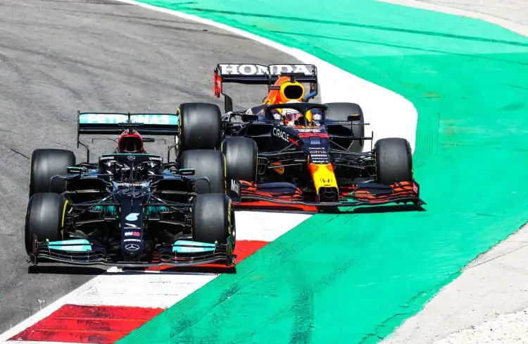 Lewis Hamilton (GBR, Mercedes-AMG Petronas F1 Team) et Max Verstappen (NED, Red Bull Racing) (Photo by HOCH ZWEI/ Icon Sport)