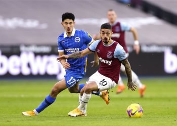 Brighton and Hove Albion's Steven Alzate (left) and West Ham United's Manuel Lanzini battle for the ball during the Premier League match at the London Stadium, London. 
Photo by Icon Sport - Steven ALZATE - Manuel LANZINI - London Stadium - Londres (Angleterre)