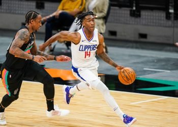 Mar 25, 2021; San Antonio, Texas, USA; Los Angeles Clippers guard Terance Mann (14) dribbles in front of San Antonio Spurs forward DeMar DeRozan (10) in the second half at the AT&T Center. Mandatory Credit: Daniel Dunn-USA TODAY Sports/Sipa USA 

Photo by Icon Sport - DeMar DEROZAN - Terance MANN - AT&T Center - San Antonio (Etats Unis)