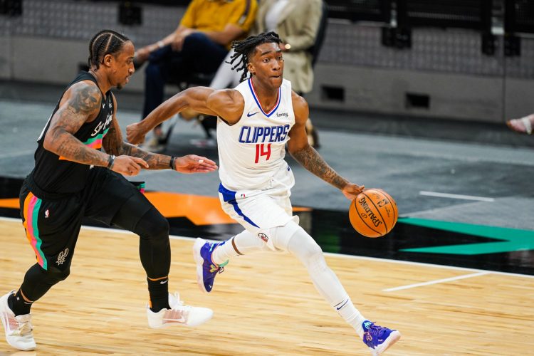 Mar 25, 2021; San Antonio, Texas, USA; Los Angeles Clippers guard Terance Mann (14) dribbles in front of San Antonio Spurs forward DeMar DeRozan (10) in the second half at the AT&T Center. Mandatory Credit: Daniel Dunn-USA TODAY Sports/Sipa USA 

Photo by Icon Sport - DeMar DEROZAN - Terance MANN - AT&T Center - San Antonio (Etats Unis)