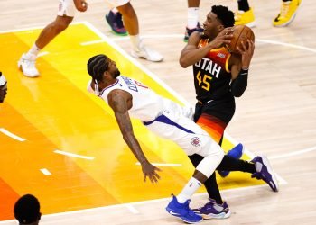 Jun 8, 2021; Salt Lake City, Utah, USA; Utah Jazz guard Donovan Mitchell (45) drives into LA Clippers guard Paul George (13) drawing the foul in the first quarter during game one in the second round of the 2021 NBA Playoffs. at Vivint Arena. Mandatory Credit: Jeffrey Swinger-USA TODAY Sports/Sipa USA 
Photo by Icon Sport - Vivint Smart Home Arena - Utah (Etats Unis)