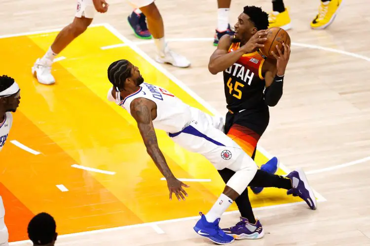 Jun 8, 2021; Salt Lake City, Utah, USA; Utah Jazz guard Donovan Mitchell (45) drives into LA Clippers guard Paul George (13) drawing the foul in the first quarter during game one in the second round of the 2021 NBA Playoffs. at Vivint Arena. Mandatory Credit: Jeffrey Swinger-USA TODAY Sports/Sipa USA 
Photo by Icon Sport - Vivint Smart Home Arena - Utah (Etats Unis)