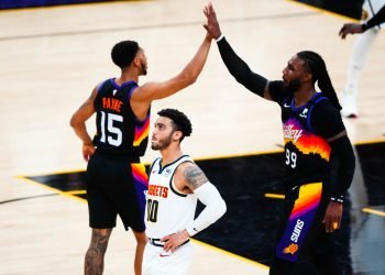 Jun 7, 2021; Phoenix, Arizona, USA; Denver Nuggets guard Markus Howard (00) reacts as Phoenix Suns guard Cameron Payne (15) celebrates with forward Jae Crowder (99) in the first half during game one in the second round of the 2021 NBA Playoffs at Phoenix Suns Arena. Mandatory Credit: Mark J. Rebilas-USA TODAY Sports/Sipa USA 

Photo by Icon Sport - Jae CROWDER - Cameron PAYNE - Markus HOWARD - Talking Stick Resort Arena - Phoenix (Etats Unis)