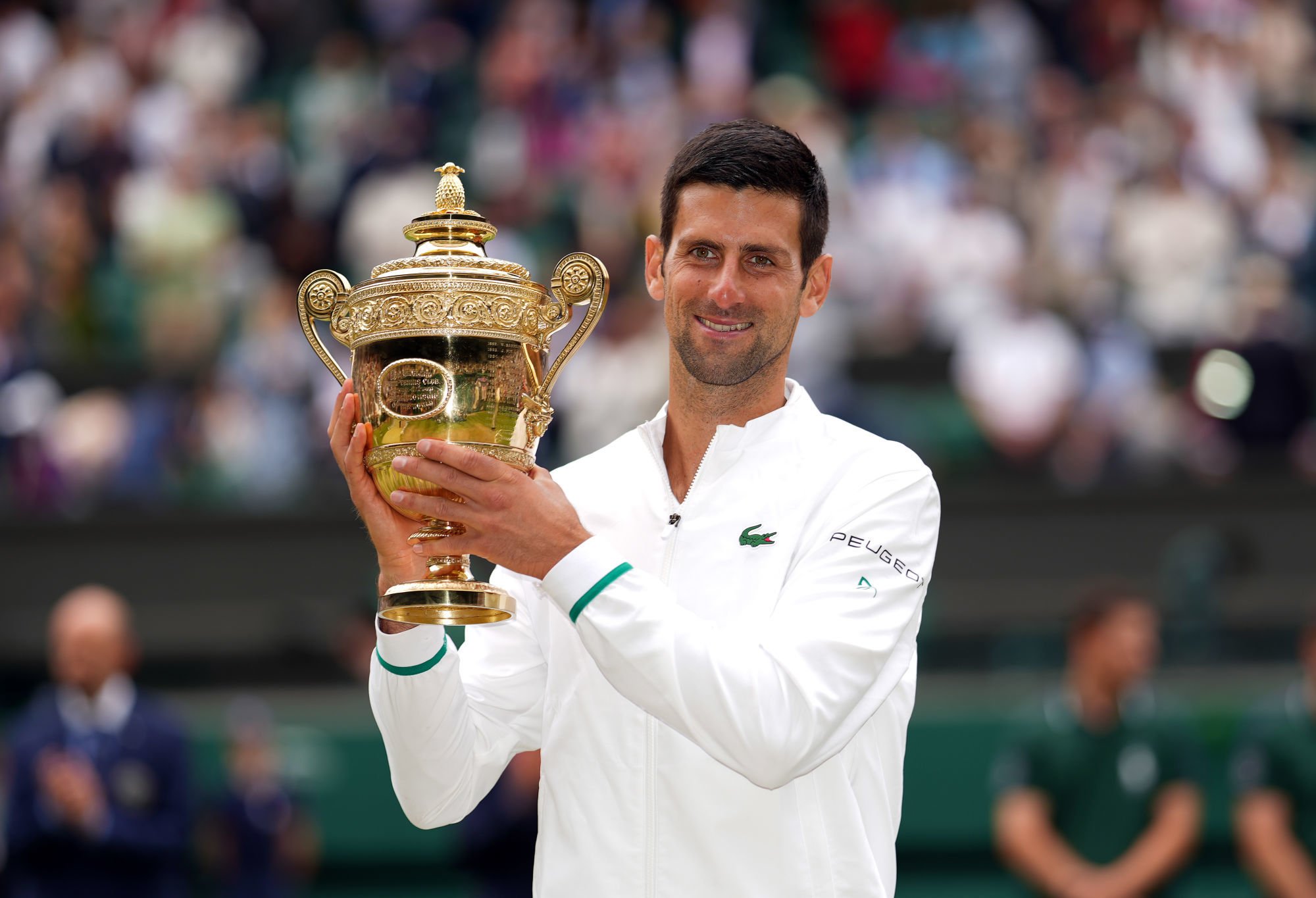 Djokovic remporte Wimbledon et égale le record de 20 titres du Grand