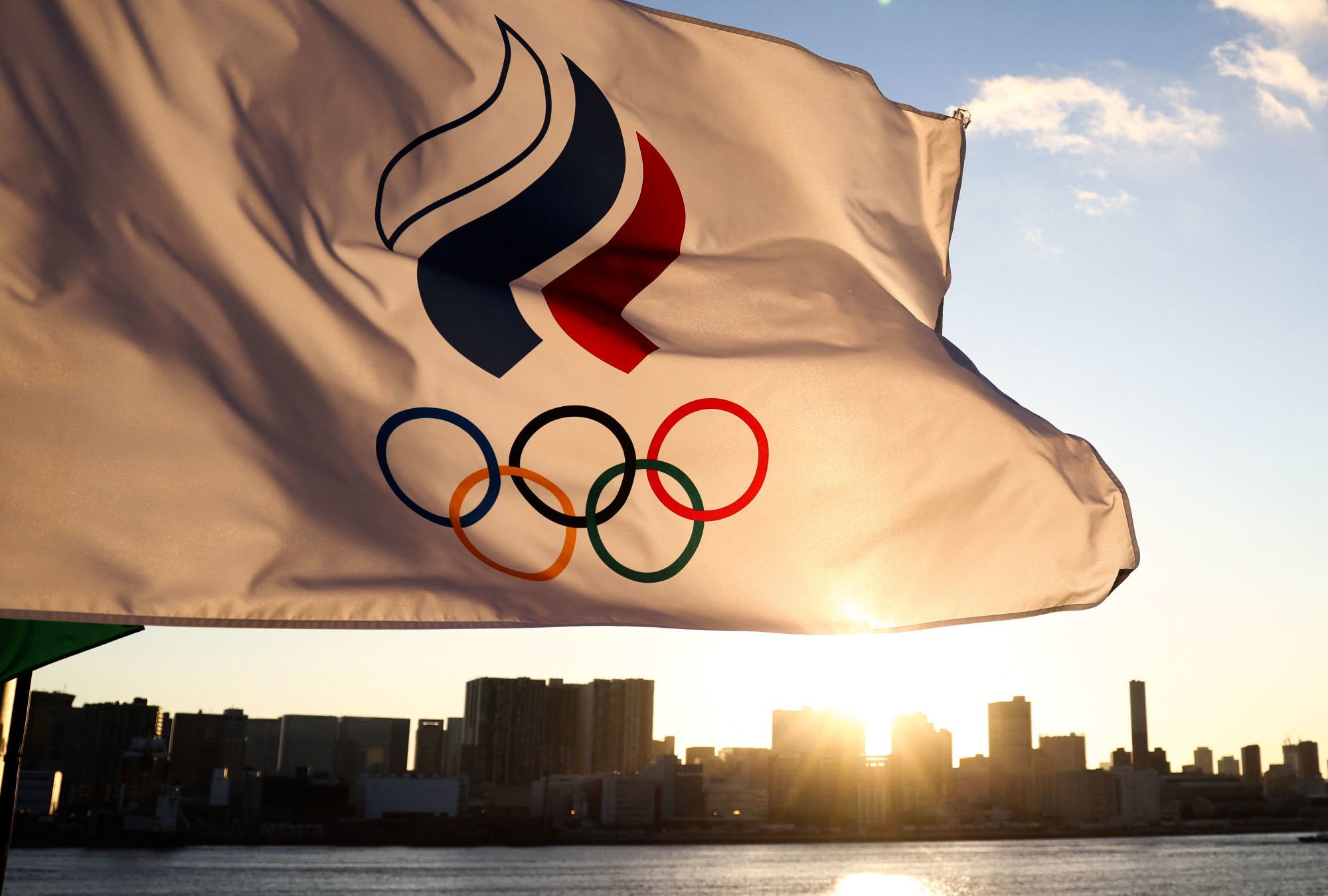 Российские спортсмены под флагом ссср. Флаг России на Олимпийских играх 2022. Олимпийский флаг в Пекине 2022. Олимпийский флаг 2022.