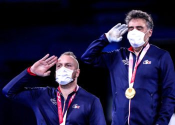 Picolas Peifer et mle porte-drapeau Stéphane Houdet ont rapporté l'une des 11 médailles d'or
