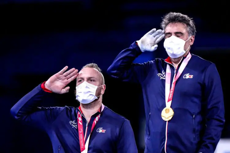 Picolas Peifer et mle porte-drapeau Stéphane Houdet ont rapporté l'une des 11 médailles d'or