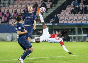 Peter Olayinka qui tente un retourné acrobatique face Midtjylland le 30 septembre 2020. Fodboldbilleder / Icon Sport