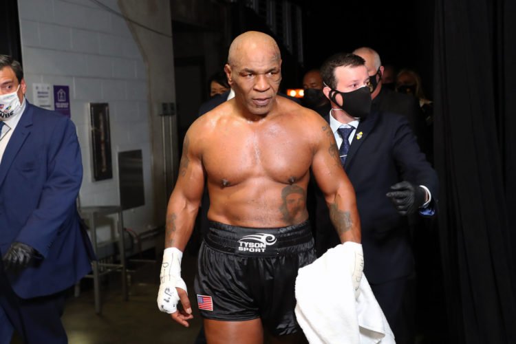 Mike Tyson qui quitte le ring après un match d'exhibition le 28 novembre 2021 à Los Angeles. SUSA / Icon Sport