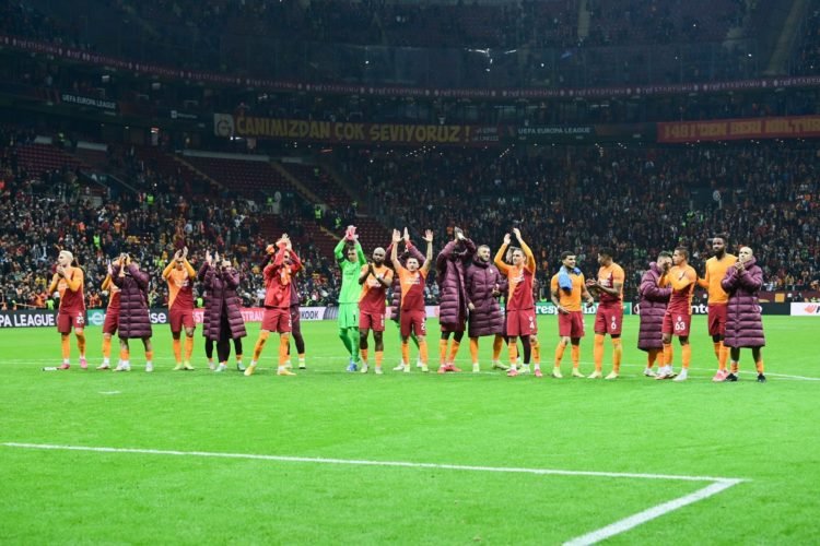 Les joueurs de Galatasaray qui fêtent leur victoire face à l'OM. Seskim / Icon Sport