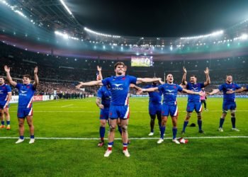 Le XV de France qui fête sa victoire face aux All Blacks. Hugo Pfeiffer/Icon Sport