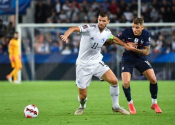 Edin Dzeko face à la France dans les éliminatoires à la Coupe du Monde 2022. Anthony Dibon/Icon Sport
