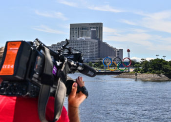 Illustration picture shows the Olympic rings and a tv camera ahead of the Tokyo 2020 Olympic Games on July 21, 2021 in Tokyo, Japan. (Photo by Anthony Dibon/Icon Sport) - --- - Tokyo  (Japon)