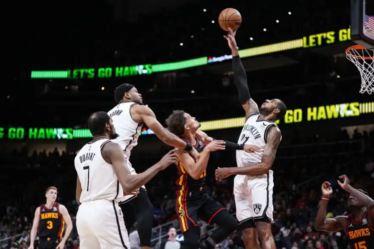 Les Brooklyn Nets et Lamarcus Aldridge en défense face aux Hawks d'Atlanta. SUSA / Icon Sport
