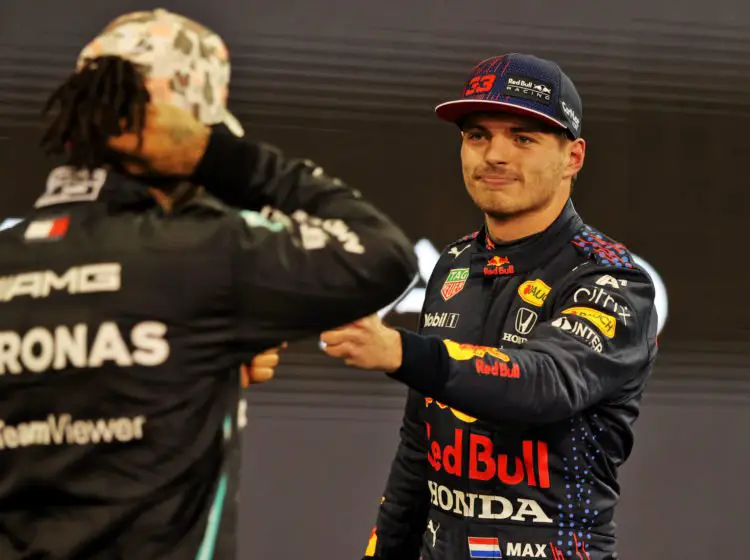 Max Verstappen qui salue Lewis Hamilton. XPB / Icon Sport