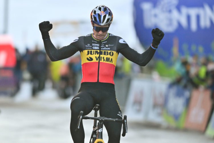 Wout Van Aert qui célèbre sa victoire en cyclo-cross en Italie. Belga / Icon Sport