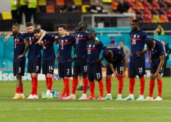 L'équipe de France pendant la séance de tirs aux buts face à la Suisse