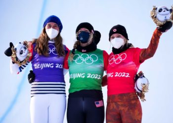 8108892 09.02.2022 From left, silver medalist France's Chloe Trespeuch, gold medalist Lindsey Jacobellis, of the United States, and bronze medalist Canada's Meryeta Odine pose during a flower ceremony for the women's snowboard cross final during the Beijing 2022 Winter Olympic Games at Genting Snow Park H & S Stadium in Zhangjiakou, China. Ramil Sitdikov / Sputnik - Photo by Icon sport