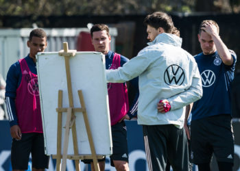 Frankfurt, Allemagne - 22.3.2022: Jamal Musiala (Germany), Julian Draxler (Germany), Assistenz-Trainer Danny Roehl (Germany) und Matthias Ginter (Germany) mannschaft  (Photo by Mario Hommes/DeFodi Images) - Photo by Icon sport