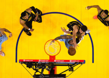 May 7, 2022; San Francisco, California, USA; Memphis Grizzlies forward Brandon Clarke (15) beats Golden State Warriors guard Klay Thompson (11) to the basket during game three of the second round for the 2022 NBA playoffs at Chase Center. Mandatory Credit: D. Ross Cameron-USA TODAY Sports/Sipa USA - Photo by Icon sport