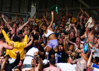 Fans Leeds United avec Raphinha pour fêter le maintien en Premier à League à Brentford le 22 mai 2022. - Photo by Icon sport