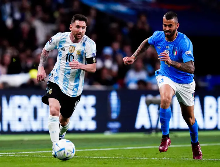 Lionel Messi et Leonardo Spinazzola à Wembley Londres, le 1er juin 2022. - Photo by Icon sport