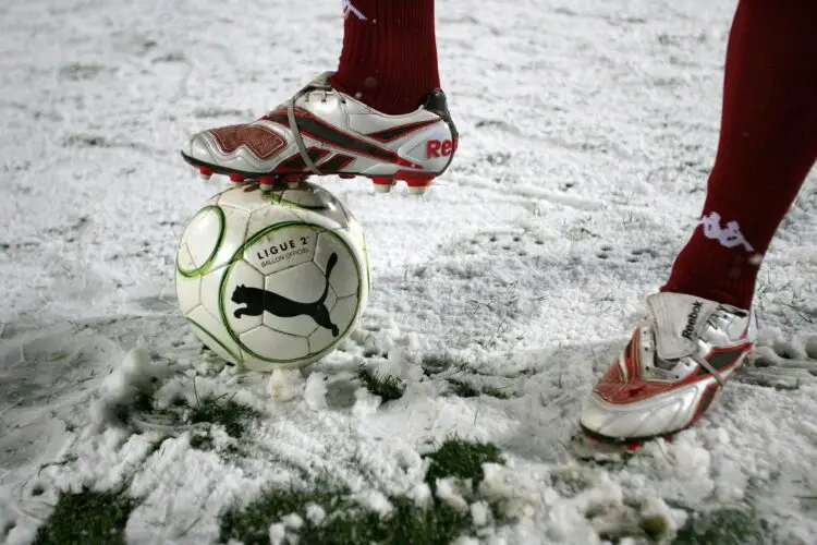 Annulation du match terrain sous la neige - ballon - 21.12.2009 - Metz / Caen - 19eme journee de Ligue 2 - Stade Saint Symphorien