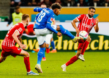18 September 2022, Baden-Wuerttemberg, Sinsheim: Soccer: Bundesliga, TSG 1899 Hoffenheim - SC Freiburg, Matchday 7, PreZero Arena. Freiburg's Philipp Lienhart (l-r), Hoffenheim's Georginio Rutter and Freiburg's Daniel-Kofi Kyereh fight for the ball. Photo: Uwe Anspach/dpa - IMPORTANT NOTE: In accordance with the requirements of the DFL Deutsche Fußball Liga and the DFB Deutscher Fußball-Bund, it is prohibited to use or have used photographs taken in the stadium and/or of the match in the form of sequence pictures and/or video-like photo series. - Photo by Icon sport
