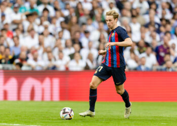 Madrid, Spanien, 16.10.2022: Frenkie de Jong (FC Barcelona) kontrolliert den Ball waehrend des Spiels der LaLiga Santander zwischen Real Madrid vs FC Barcelona Santiago Bernabeu am 16. October 2022 in Madrid, Spanien. (Foto von Manuel Reino Berengui/DeFodi Images) Madrid, Spain, 16.10.2022: Frenkie de Jong (FC Barcelona) controls the ball during the LaLiga Santander match between Real Madrid vs FC Barcelona at Santiago Bernabeu on October 16, 2022 in Madrid, Spain. (Photo by Manuel Reino Berengui/DeFodi Images) - Photo by Icon sport