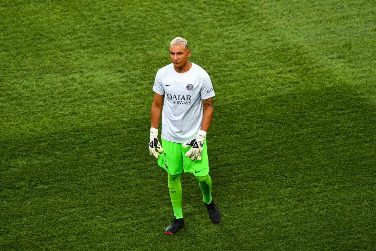 Keylor NAVAS of Paris Saint Germain (PSG) warms up prior to the French Ligue 1 Uber Eats soccer match between Paris and Montpellier at Parc des Princes on August 13, 2022 in Paris, France. (Photo by Baptiste Fernandez/Icon Sport)