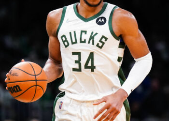 May 1, 2022; Boston, Massachusetts, USA; Milwaukee Bucks forward Giannis Antetokounmpo (34) returns the ball against the Boston Celtics in the second half during game one of the second round for the 2022 NBA playoffs at TD Garden. Mandatory Credit: David Butler II-USA TODAY Sports/Sipa USA - Photo by Icon sport