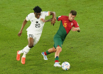 Ghana's Mohammed Kudus (left) and Portugal's Otavio battle for the ball during the FIFA World Cup Group H match at Stadium 974 in Doha, Qatar. Picture date: Thursday November 24, 2022. - Photo by Icon sport