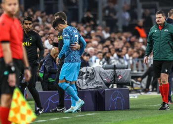 Son Heung-min de Tottenham sort blessé face à l'OM à l'Orange Vélodrome à Marseille. (Photo by Johnny Fidelin/Icon Sport)