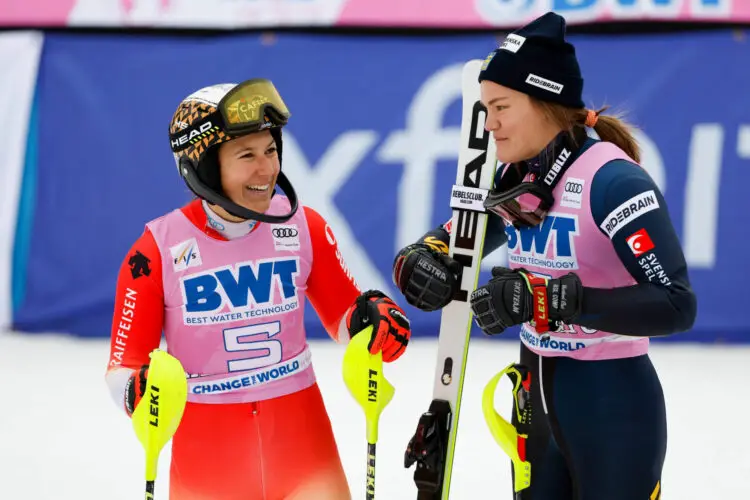 Wendy Holdener et Anna Swenn-Larsson (Photo: GEPA pictures/ Greg M Cooper/Icon sport)