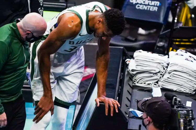 Jan 30, 2021; Charlotte, North Carolina, USA; Milwaukee Bucks forward Giannis Antetokounmpo (34) leans over in pain after tweaking a knee during the second half against the Charlotte Hornets at Spectrum Center. Mandatory Credit: Jim Dedmon-USA TODAY Sports/Sipa USA 
Photo by Icon Sport