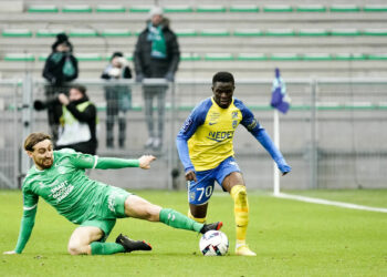 Victor Lobry (ASSE) à la lutte avec Moussa Doumbia (FC Sochaux) (Photo by Dave Winter/FEP/Icon Sport)