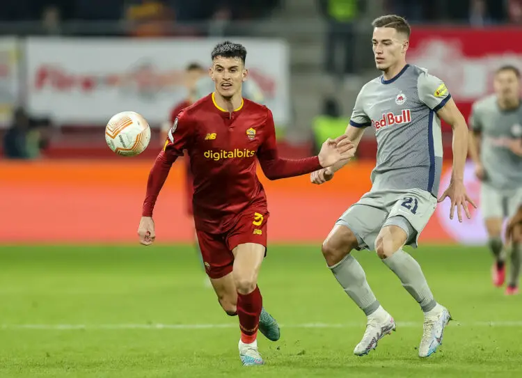 Roger Ibanez (AS Roma) et Luka Sucic (FC Salzburg) - Photo by Icon sport
