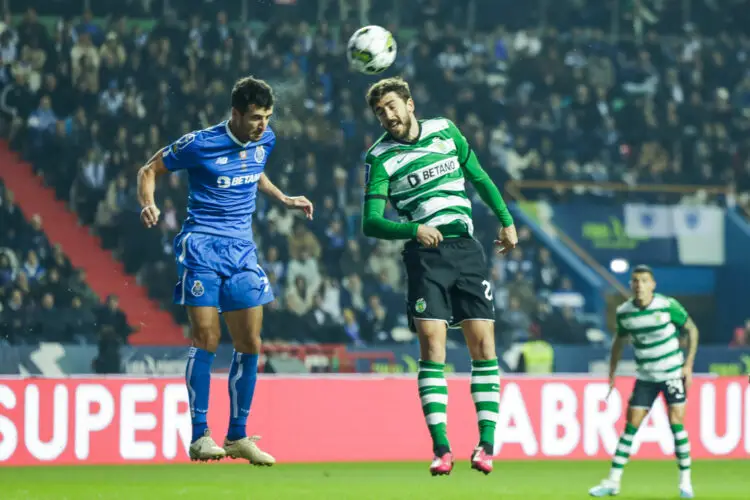 Iván Marcano (FC Porto) et Paulinho (Sporting Portugal) (Pedro Correia / Global Imagens) - Photo by Icon sport