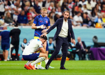 Harry Maguire consolé par son manager, Gareth Southgate après la défaite face aux Bleus au Qatar - Photo by Icon sport