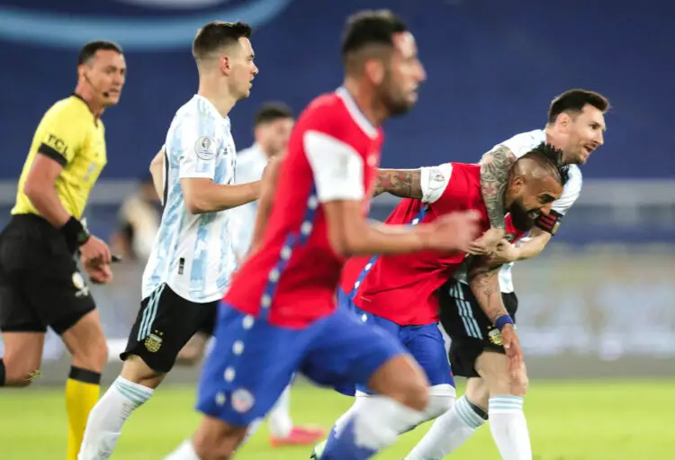 Lionel Messi (R) of Argentina hugs Arturo Vidal of Chile today, in a group B match preliminary round soccer match between Argentina and Chile at Olimpico Nilton Santos stadium in Rio de Janeiro, Brazil 14 June 2021. Efe/ABACAPRESS.COM//Andre Coelho 


Photo by Icon Sport