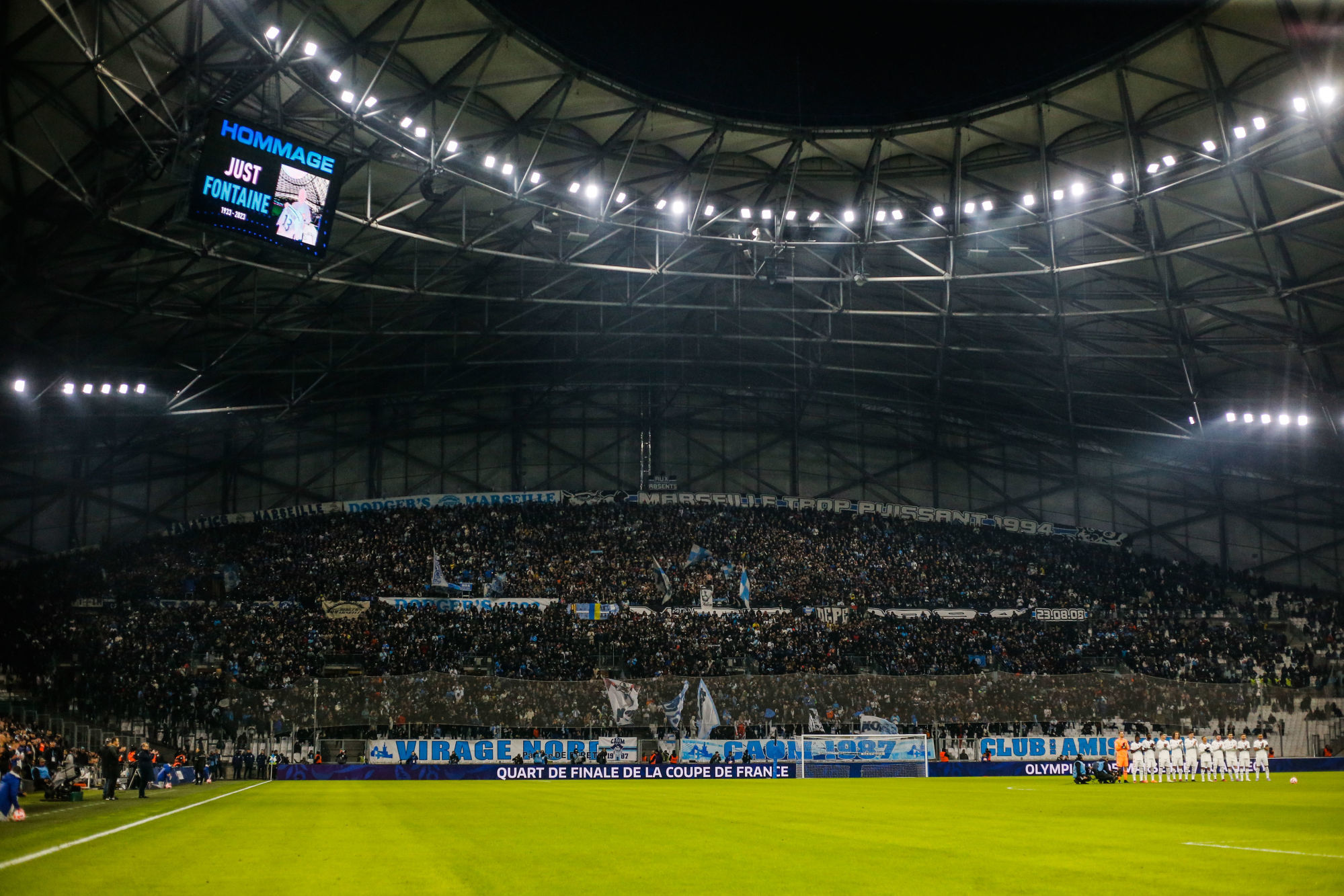 Les supporters de l'olympique Marseille sortent un tifo ingénieux pour  accueillir l'Ajax d'Amsterdam