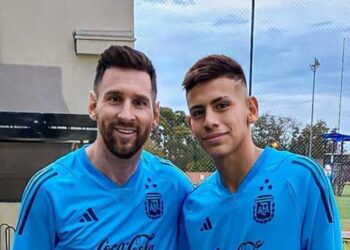 Claudio Echeverri et Lionel Messi