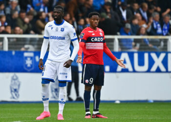 Mbaye NIANG (Auxerre) face à Jonathan DAVID (Lille) (Photo by Anthony Dibon/Icon Sport)