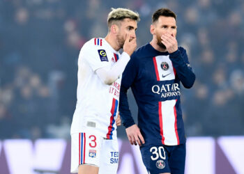 Nicolas Tagliafico (Olympique Lyonnais) parle avec Lionel Messi (Paris SG) - (Photo by Philippe Lecoeur/FEP/Icon Sport)