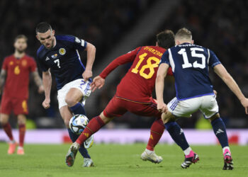 Glasgow, Scotland, 28th March 2023. John McGinn of Scotland and Mikel Oyarzabal of Spain during the UEFA European Championship Qualifying match at Hampden Park, Glasgow. Picture credit should read: Neil Hanna / Sportimage - Photo by Icon sport