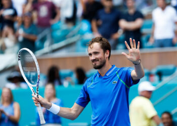 Mar 31, 2023; Miami, Florida, US; Daniil Medvedev salutes the crowd after his match against Karen Khachanov (not pictured) in a men's singles semifinal on day twelve on the Miami Open at Hard Rock Stadium. Mandatory Credit: Geoff Burke-USA TODAY Sports/Sipa USA - Photo by Icon sport